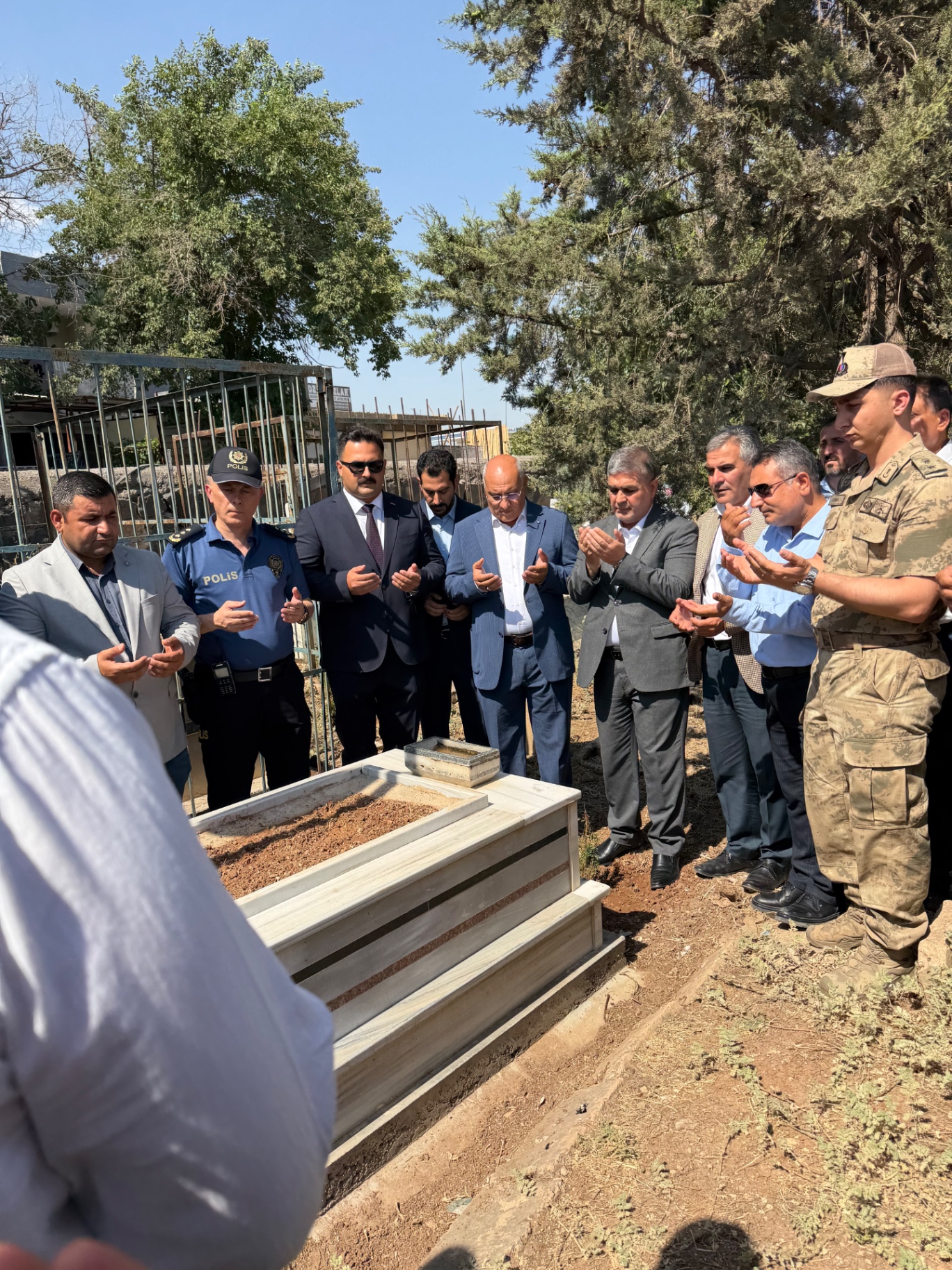 Şehitlik ziyaretinde Kur'an-ı Kerim tilaveti ve dua