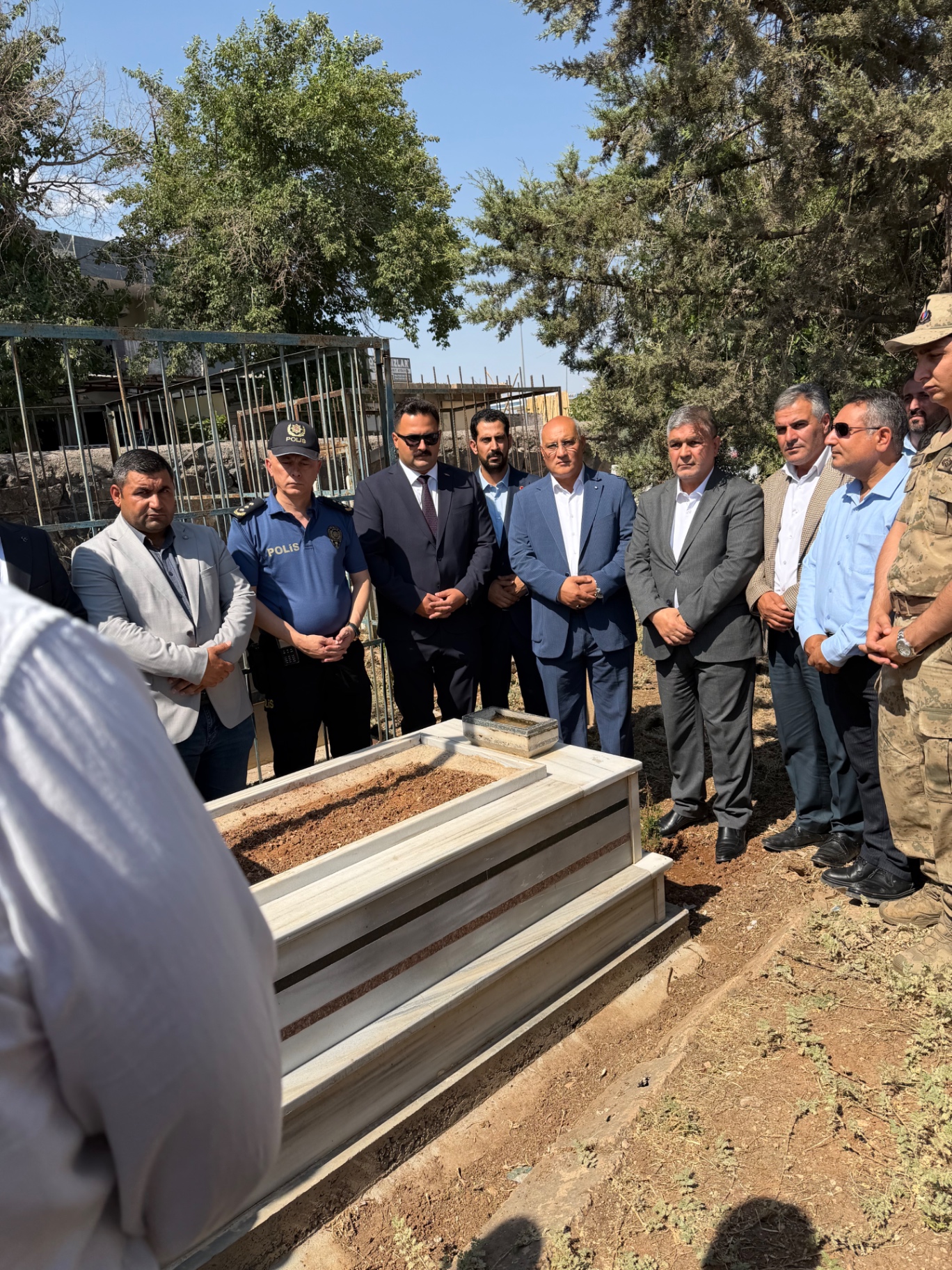Fatih Yüzücü ve protokol üyeleri şehit kabri başında saygı duruşunda