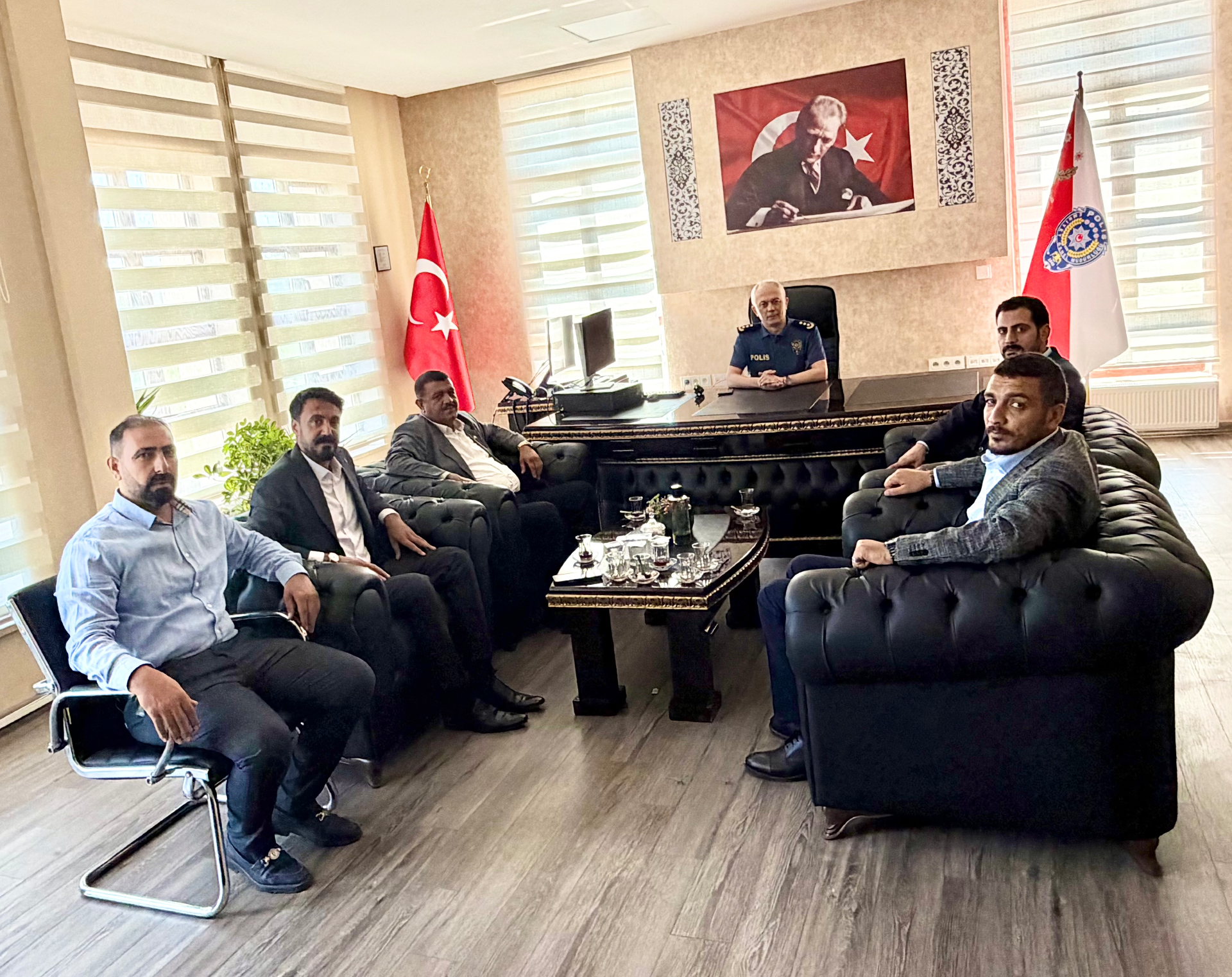 Ziyaretten kare - İlçe Emniyet Müdürü Tuncay Yardım makamında