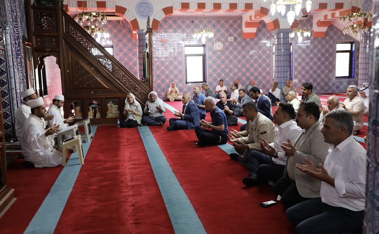 Mevlid programında protokol ve cemaat dua ederken