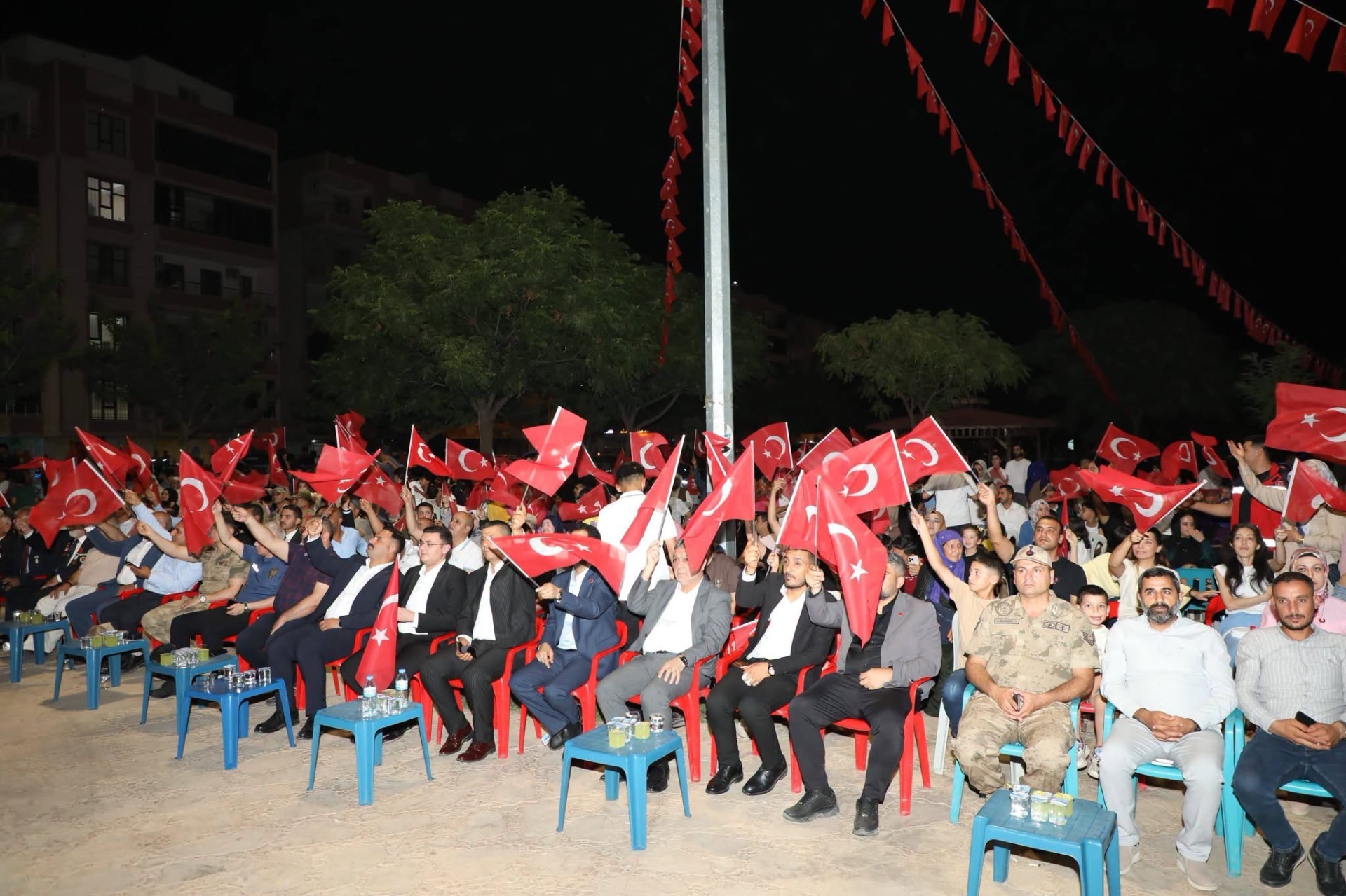 Bayraklarla anma programı katılımcıları