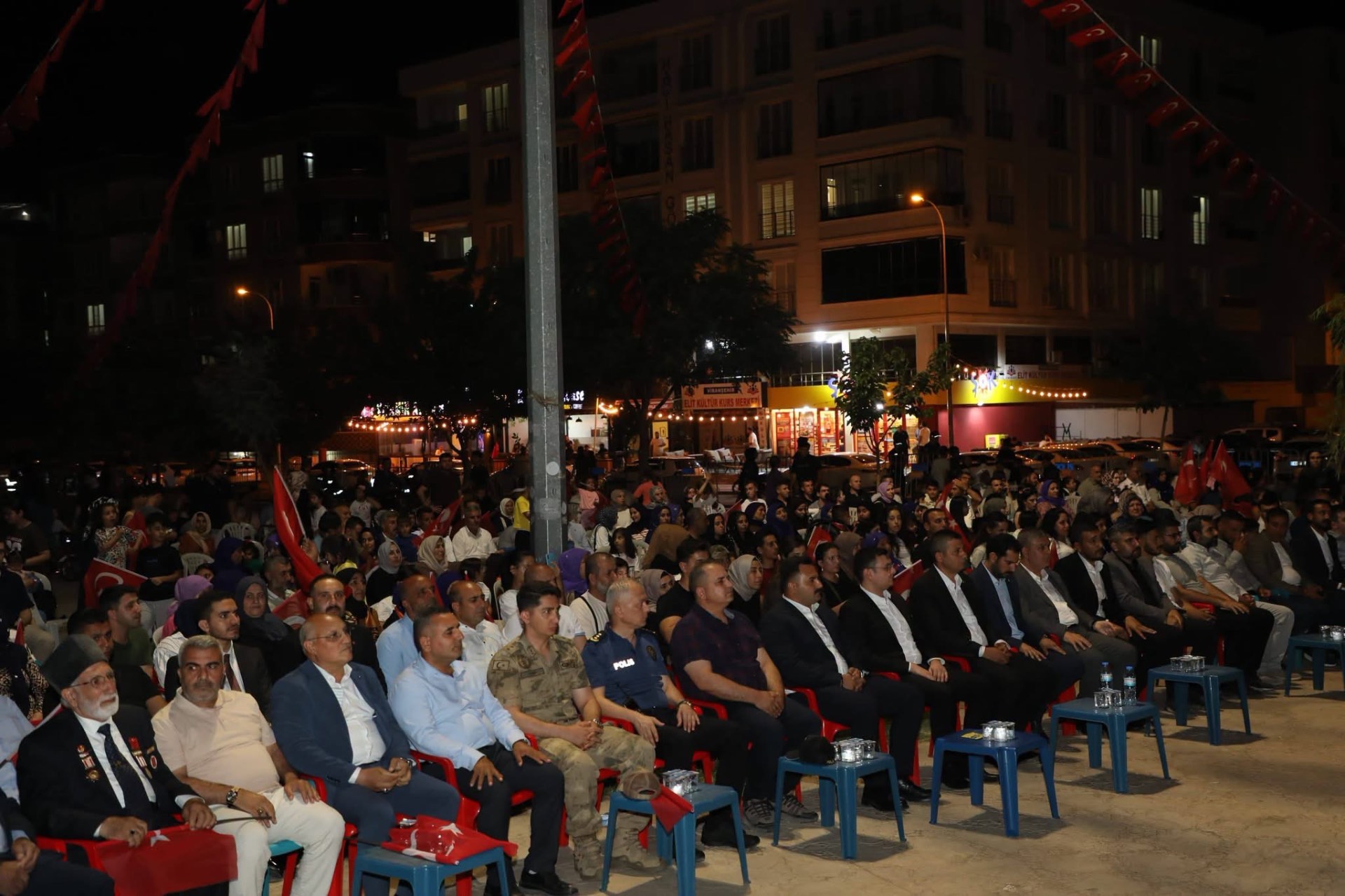 Anma programına katılan kalabalık