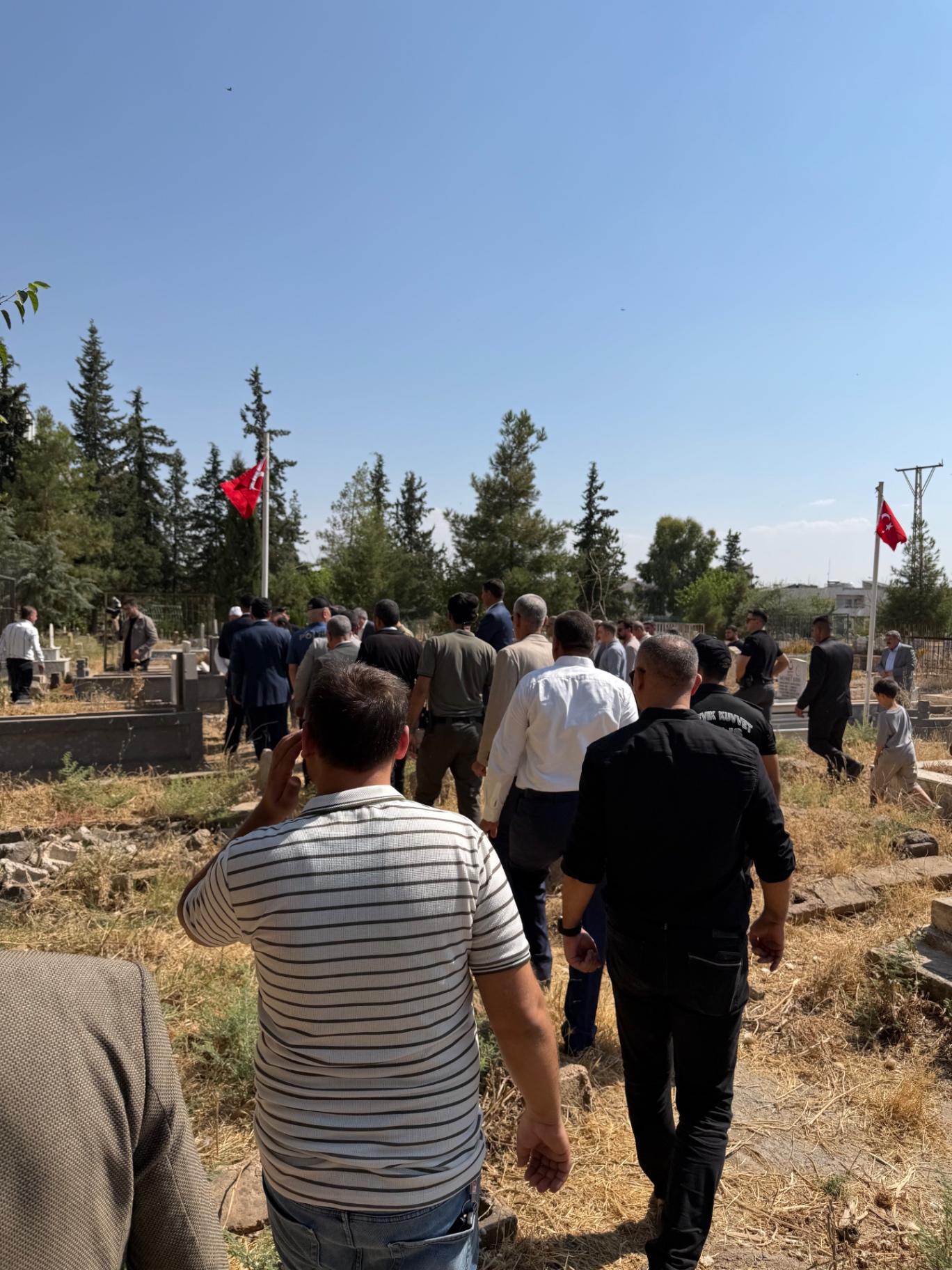 Şehitliğe giriş - Türk bayrakları altında