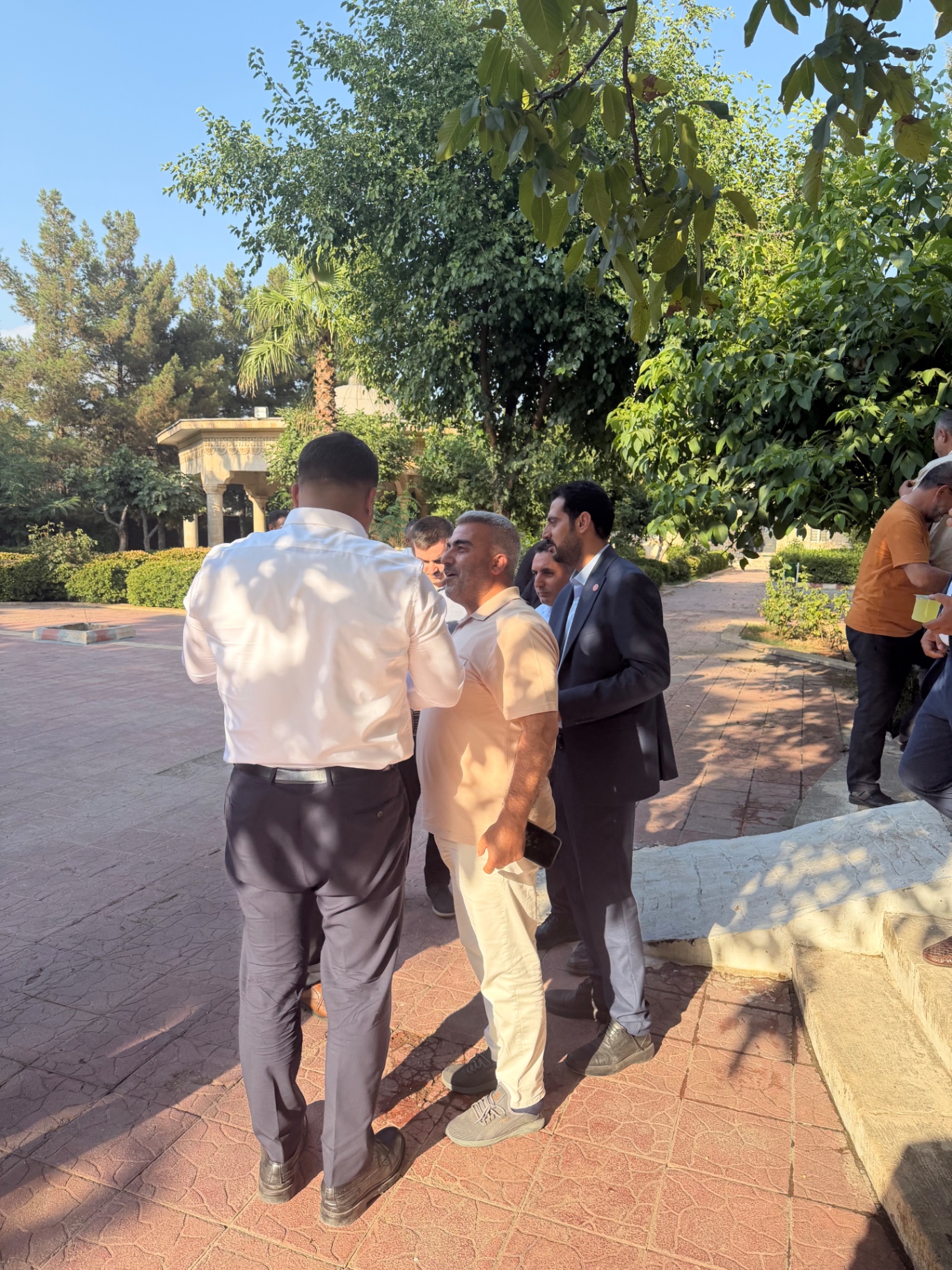 Başkanımız Fatih Yüzücü vatandaşlarla hasbihâl ederken