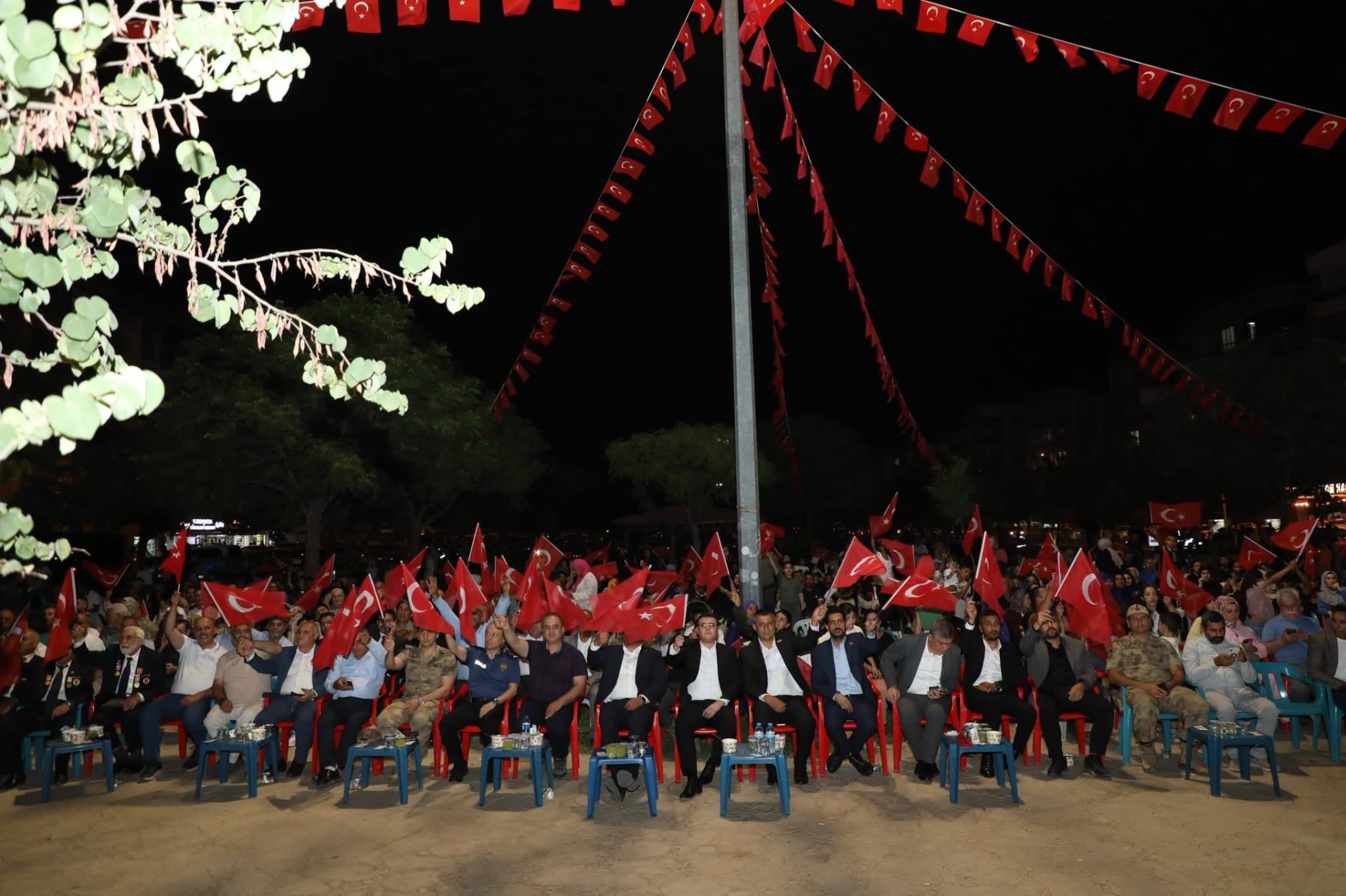 Türk bayraklarıyla anma programına katılan vatandaşlar